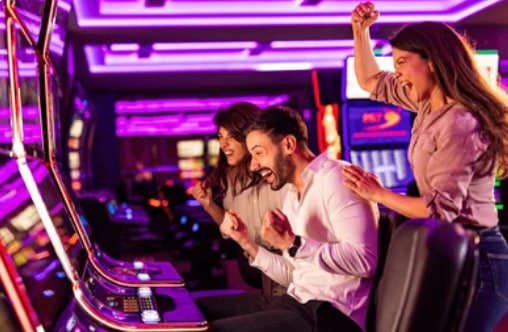 Pemain menikmati sepak bola dan hiburan casino di perangkat mobile