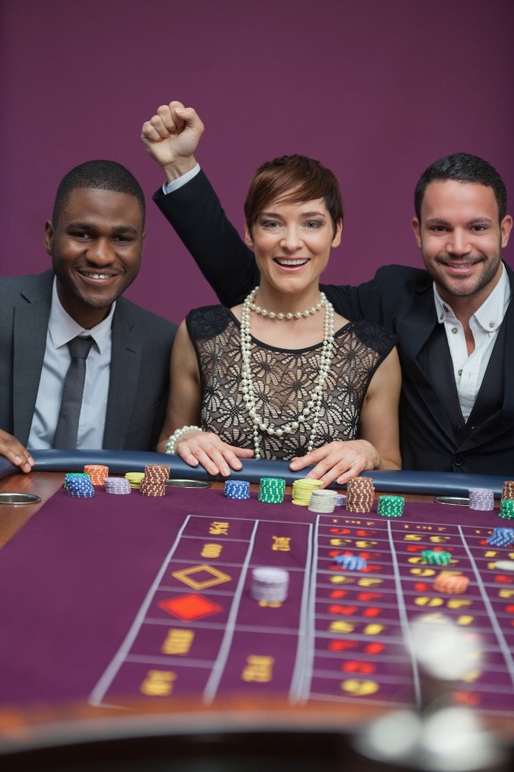 Ilustrasi pengguna berbicara tentang jadwal penting event olahraga dan casino dengan teman melalui aplikasi